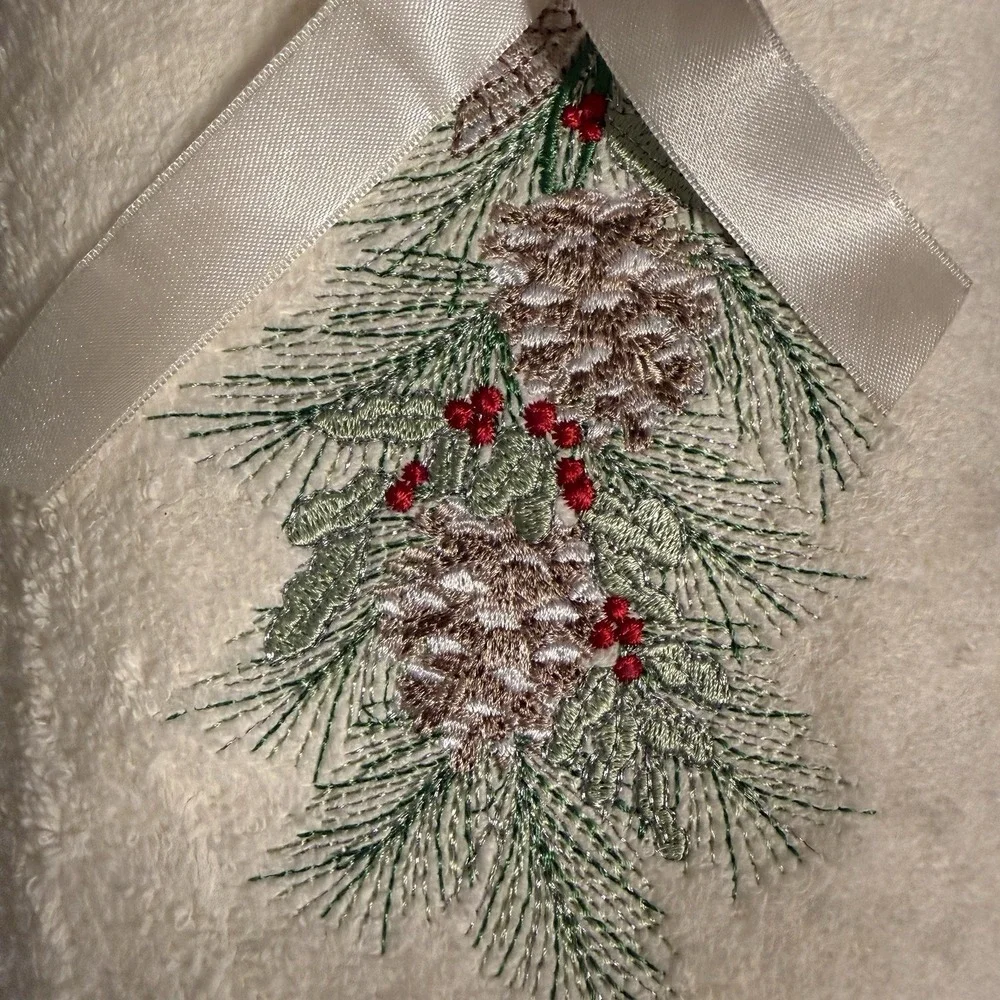 NEW Set of 2 Arctic Holiday Embroidered Christmas Hand Towels Pinecones Holly
